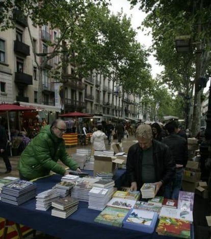 Las primeras paradas de libros y flores se instalan en el centro de Barcelona pasadas las ocho de la mañana.