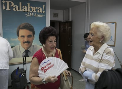 Ambiente en la sede del PP del distrito de Salamanca durante las votaciones.