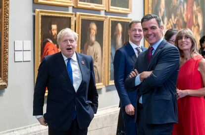 El primer ministro del Reino Unido, Boris Johnson, no pudo más que mostrarse boquiabierto ante las obras de arte que cuelgan de la galería principal del Museo del Prado de Madrid. El británico fue uno de los primeros mandatarios que se aventuró a incursionar por las salas aledañas de la pinacoteca mientras el resto de líderes charlaban entre ellos.