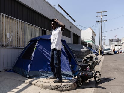 Un hombre sin techo en la ciudad de Los Ángeles (EE UU), este jueves.