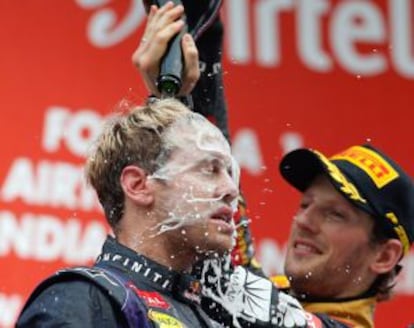 Vettel celebra el título en el podio