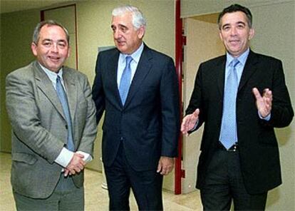 De izquierda a derecha, Pastrana, Herrero y Ruiz, ayer, antes de la reunión.