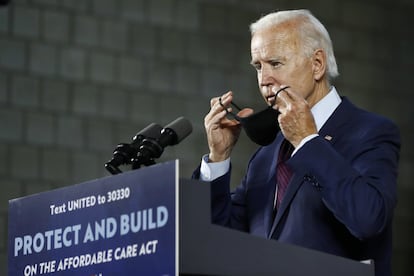Joe Biden, exvicepresidente de Estados Unidos y candidato demócrata a la presidencia, se coloca una mascarilla tras un mitin en Lancaster (Pensilvania), en julio de 2020. 
