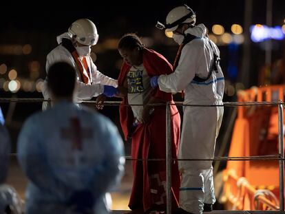 Llegada al puerto de Arguineguín (Gran Canaria) del buque de Salvamento Marítimo 'Guardamar Polimnia' el 24 de octubre con cerca de 50 migrantes de origen subsahariano rescatados.