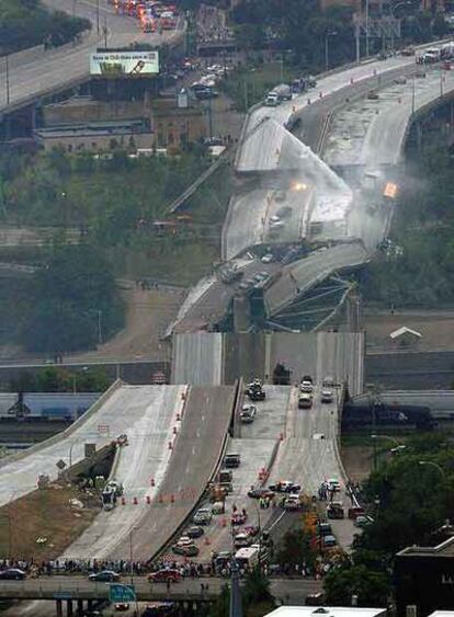 Curiosos y equipos de rescate junto al puente destrozado sobre el río Misisipi, en Minneapolis (Minnesota).