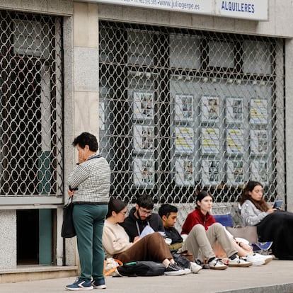 SANTIAGO DE COMPOSTELA, 3/07/2025.- Estudiantes y padres acampan, algunos des de las tres de la madrugada, para conseguir un piso de alquiler en una inmobiliaria de Santiago, ante la falta de oferta de vivienda en Santiago de Compostela EFE/Lavandeira jr