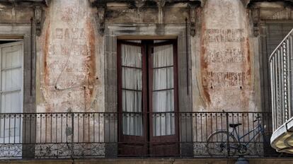 El hospedaje económico de la calle Canvis Nous, el Canigó, del que cada vez quedan menos letras.