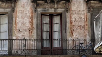 El hospedaje econ&oacute;mico de la calle Canvis Nous, el Canig&oacute;, del que cada vez quedan menos letras.