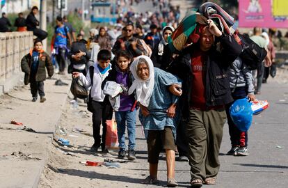 Cientos de palestinos abandonan el norte de Gaza este viernes ante el agravamiento de los combates entre los soldados israelíes y los milicianos de Hamás.