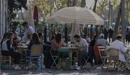 Terrasses a la Barceloneta plenes de gent, el primer cap de setmana després de la reobertura.