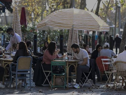 Terrasses a la Barceloneta plenes de gent, el primer cap de setmana després de la reobertura.