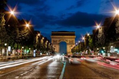 La avenida de los Campos Elíseos de París, con el Arco de Triunfo al fondo.