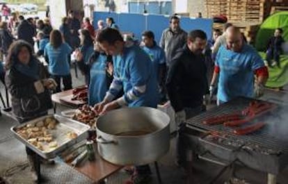 Los trabajadores de la planta de Edesa en la localidad de Basauri (Bizkaia), han organizado una "txistorrada" en agradecimiento del apoyo recibido por la población de este municipio vizcaino. EFE/Archivo