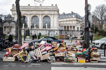 Cajas de fruta y verdura en medio de la calle en París, este lunes.
