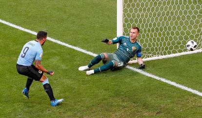 El delantero uruguayo Luis Suárez marca el primer gol ante Rusia.