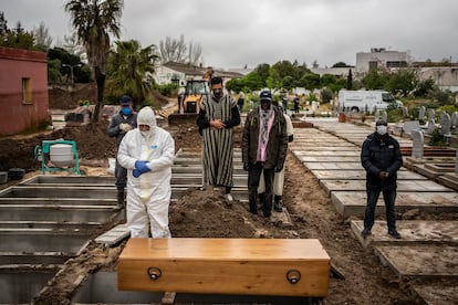 Entierro de Aziz, de 55 años y originario de Senegal, fallecido por coronavirus, en el cementerio musulmán de Griñón en abril de 2020.

