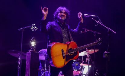 Quique González, durante su concierto en el circo Price, en Madrid.