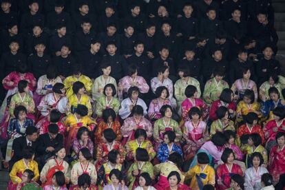 Espectadores separados por sexo observan una exhibición del Festival Internacional de Patinaje Artístico en Paektusan (Corea del Sur).