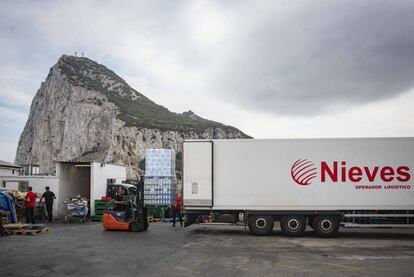 Trabajadores españoles descargando mercancía en el Eroski situado junto al aeropuerto de Gibraltar.