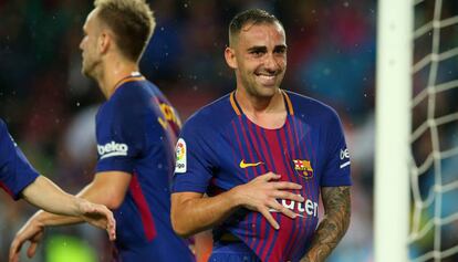 Paco Alc&aacute;cer celebra un gol al Sevilla.