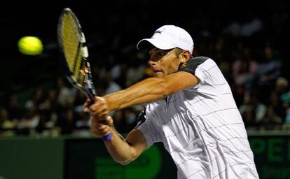 Roddick conecta un revés ante Federer.