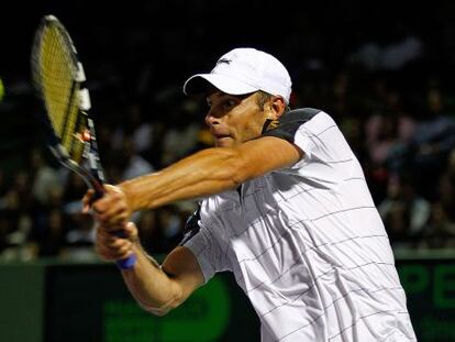 Roddick conecta un revés ante Federer.