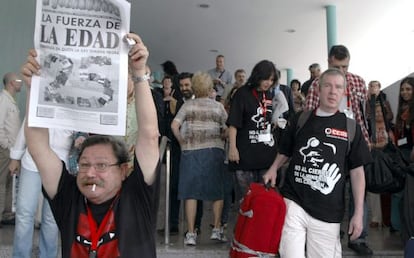 El director de la Semana Negra, Paco Ignacio Taibo, levanta un ejemplar del peri&oacute;dico oficial del festival a la llegada del &#039;tren negro&#039; a la estaci&oacute;n de Gij&oacute;n, que ha traslad&oacute; a unos 140 escritores invitados. 