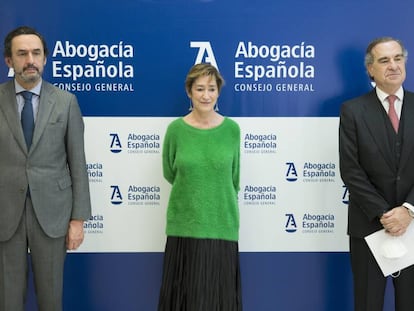 De izquierda a derecha, Enrique Sanz, presidente de la Mutualidad de la Abogacía; Victoria Ortega, presidenta del CGAE y José María Alonso, decano del Colegio de Abogados de Madrid. 