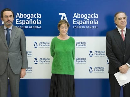 De izquierda a derecha, Enrique Sanz, presidente de la Mutualidad de la Abogacía; Victoria Ortega, presidenta del CGAE y José María Alonso, decano del Colegio de Abogados de Madrid. 