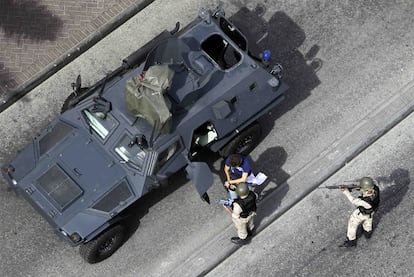 La Guardia Nacional de Bahréin detiene al periodista Alex Delmar-Morgan, del <i>Wall Street Journal</i>, cerca de la plaza de la Perla.