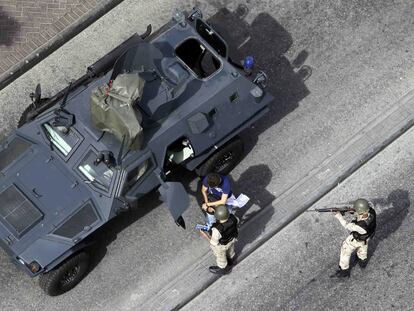 La Guardia Nacional de Bahréin detiene al periodista Alex Delmar-Morgan, del <i>Wall Street Journal</i>, cerca de la plaza de la Perla.