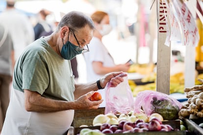 Compradores del mercado Santo Amaro, en São Paulo, Brasil.