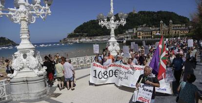 Manifestacion de pensionistas en San Sebastian junto al Palacio Miramar