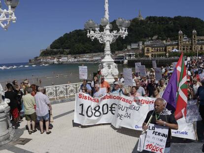 Manifestacion de pensionistas en San Sebastian junto al Palacio Miramar