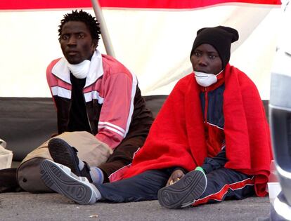 Llegada al puerto de Arguineguín, en Gran Canaria, de dos de los 22 inmigrantes rescatados a 23 millas al sur de la isla cuando navegaban a la deriva tras sufrir una avería en el motor el 28 de julio pasaso. EFE/Elvira Urquijo A.