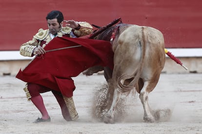 The bullfighter Morante de la Puebla, during the fight to his second bull.