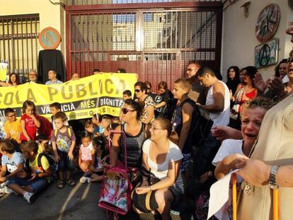 Acto de protesta contra los recortes en Educación a las puertas del CEIP Malva-rosa de Valencia.