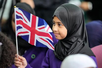 Una niña de la Olive School ondea una bandera del Reino Unido durante un homenaje nacional musulmán en la mezquita central de Londres, el jueves.