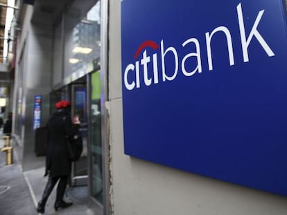 Una mujer entra en una oficina de Citi en Nueva York.