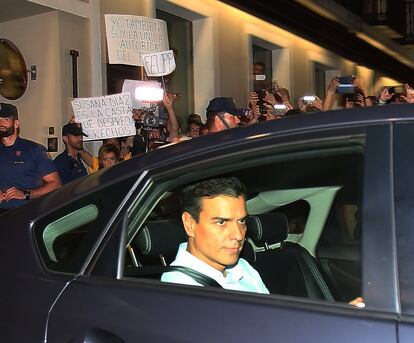 Pedro Sánchez abandona la sede del PSOE posteriormente a su dimisión como secretario general, dos años y tres meses después de que fuera elegido por los militantes.