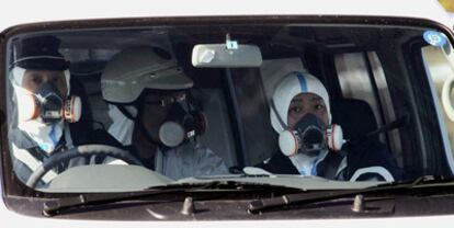 Policías con máscaras antigás patrullan ayer cerca de la central nuclear de Fukushima.
