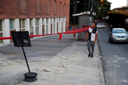 Las redes sociales se inundaron con mensajes de alarma, especialmente de habitantes de la Gran Caracas, poco habituados a este tipo de fenómenos. En la imagen, zona acordonado con cascotes, en una calle de Caracas.