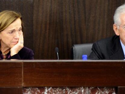 Monti y la ministra Fornero explican en rueda de prensa, el 4 de noviembre, los reci&eacute;n aprobados recortes.  
