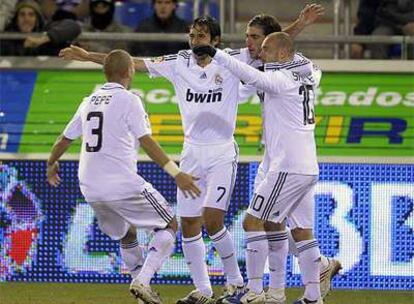 Los jugadores del Madrid celebran el tanto de Raúl