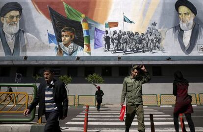 Alí Jamenei y el ayatolá Jomeini retratados en un mural en Teherán.