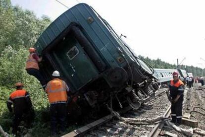 Técnicos rusos inspeccionan el tren descarrilado ayer tras el atentado en la línea Grozni-Moscú.