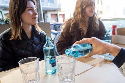 Clientes de un restaurante de Barcelona consumen agua embotellada.