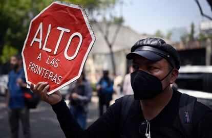 Frente a lo ocurrido en Ciudad Juárez, diferentes asociaciones han señalado la responsabilidad del Gobierno mexicano y del Instituto Nacional de Migración (INM). En la imagen, un activista sostiene un cartel con la frase "Alto a las fronteras", este miércoles en Ciudad de México. 