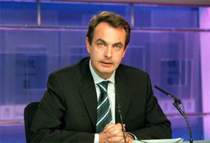 El secretario general del PSOE, José Luis Rodríguez Zapatero, en una rueda de prensa ayer.
