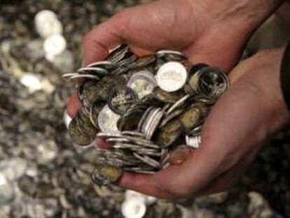 En la imagen, monedas de dos euros recién acuñadas en el Staatliche Muenze en Berlín (Alemania). EFE/Archivo